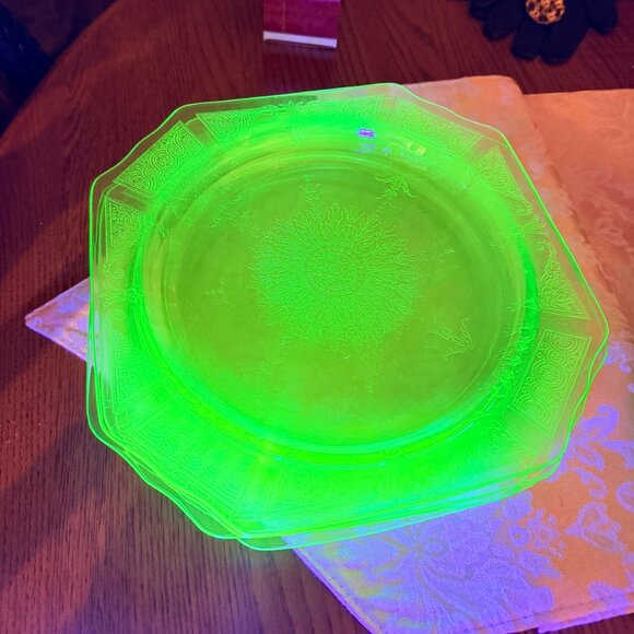 4 Uranium/Vaseline Depression Glass dinner plates 1930's Anchor Hocking - Picture 16 of 17